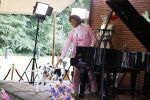 Diepenheim 31 juli 2022
Wibi Soerjadi krijgt na een tuinconcert in de tuin van zij n huis een koninklijke onderscheiding . Zijn nieuwe vriendin Myrthe is aanwezig .
