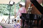 Diepenheim 31 juli 2022
Wibi Soerjadi krijgt na een tuinconcert in de tuin van zij n huis een koninklijke onderscheiding . Zijn nieuwe vriendin Myrthe is aanwezig .