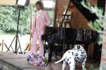 Diepenheim 31 juli 2022
Wibi Soerjadi krijgt na een tuinconcert in de tuin van zij n huis een koninklijke onderscheiding . Zijn nieuwe vriendin Myrthe is aanwezig .