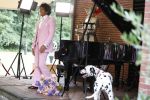 Diepenheim 31 juli 2022
Wibi Soerjadi krijgt na een tuinconcert in de tuin van zij n huis een koninklijke onderscheiding . Zijn nieuwe vriendin Myrthe is aanwezig .