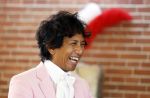 Diepenheim 31 juli 2022
Wibi Soerjadi krijgt na een tuinconcert in de tuin van zij n huis een koninklijke onderscheiding . Zijn nieuwe vriendin Myrthe is aanwezig .