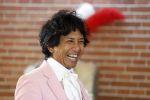 Diepenheim 31 juli 2022
Wibi Soerjadi krijgt na een tuinconcert in de tuin van zij n huis een koninklijke onderscheiding . Zijn nieuwe vriendin Myrthe is aanwezig .