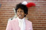 Diepenheim 31 juli 2022
Wibi Soerjadi krijgt na een tuinconcert in de tuin van zij n huis een koninklijke onderscheiding . Zijn nieuwe vriendin Myrthe is aanwezig .