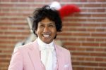 Diepenheim 31 juli 2022
Wibi Soerjadi krijgt na een tuinconcert in de tuin van zij n huis een koninklijke onderscheiding . Zijn nieuwe vriendin Myrthe is aanwezig .