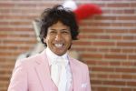 Diepenheim 31 juli 2022
Wibi Soerjadi krijgt na een tuinconcert in de tuin van zij n huis een koninklijke onderscheiding . Zijn nieuwe vriendin Myrthe is aanwezig .