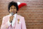 Diepenheim 31 juli 2022
Wibi Soerjadi krijgt na een tuinconcert in de tuin van zij n huis een koninklijke onderscheiding . Zijn nieuwe vriendin Myrthe is aanwezig .