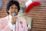 Diepenheim 31 juli 2022
Wibi Soerjadi krijgt na een tuinconcert in de tuin van zij n huis een koninklijke onderscheiding . Zijn nieuwe vriendin Myrthe is aanwezig .