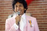 Diepenheim 31 juli 2022
Wibi Soerjadi krijgt na een tuinconcert in de tuin van zij n huis een koninklijke onderscheiding . Zijn nieuwe vriendin Myrthe is aanwezig .