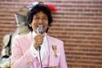 Diepenheim 31 juli 2022
Wibi Soerjadi krijgt na een tuinconcert in de tuin van zij n huis een koninklijke onderscheiding . Zijn nieuwe vriendin Myrthe is aanwezig .