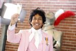 Diepenheim 31 juli 2022
Wibi Soerjadi krijgt na een tuinconcert in de tuin van zij n huis een koninklijke onderscheiding . Zijn nieuwe vriendin Myrthe is aanwezig .