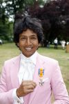 Diepenheim 31 juli 2022
Wibi Soerjadi krijgt na een tuinconcert in de tuin van zij n huis een koninklijke onderscheiding . Zijn nieuwe vriendin Myrthe is aanwezig .