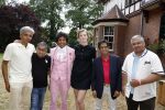 Diepenheim 31 juli 2022
Wibi Soerjadi krijgt na een tuinconcert in de tuin van zij n huis een koninklijke onderscheiding . Zijn nieuwe vriendin Mirthe is aanwezig . Wibi met zijn browrs en Mirthe