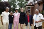Diepenheim 31 juli 2022
Wibi Soerjadi krijgt na een tuinconcert in de tuin van zij n huis een koninklijke onderscheiding . Zijn nieuwe vriendin Mirthe is aanwezig . Wibi met zijn browrs en Mirthe
