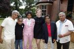 Diepenheim 31 juli 2022
Wibi Soerjadi krijgt na een tuinconcert in de tuin van zij n huis een koninklijke onderscheiding . Zijn nieuwe vriendin Mirthe is aanwezig . Wibi met zijn browrs en Mirthe