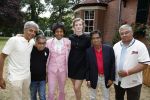 Diepenheim 31 juli 2022
Wibi Soerjadi krijgt na een tuinconcert in de tuin van zij n huis een koninklijke onderscheiding . Zijn nieuwe vriendin Mirthe is aanwezig . Wibi met zijn browrs en Mirthe