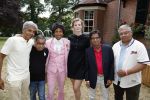 Diepenheim 31 juli 2022
Wibi Soerjadi krijgt na een tuinconcert in de tuin van zij n huis een koninklijke onderscheiding . Zijn nieuwe vriendin Mirthe is aanwezig . Wibi met zijn browrs en Mirthe