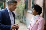 Diepenheim 31 juli 2022
Wibi Soerjadi krijgt na een tuinconcert in de tuin van zij n huis een koninklijke onderscheiding . Zijn nieuwe vriendin Myrthe is aanwezig . Wibi met Jan Peter Balkenende en Henk kamp