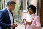 Diepenheim 31 juli 2022
Wibi Soerjadi krijgt na een tuinconcert in de tuin van zij n huis een koninklijke onderscheiding . Zijn nieuwe vriendin Myrthe is aanwezig . Wibi met Jan Peter Balkenende en Henk kamp