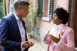 Diepenheim 31 juli 2022
Wibi Soerjadi krijgt na een tuinconcert in de tuin van zij n huis een koninklijke onderscheiding . Zijn nieuwe vriendin Myrthe is aanwezig . Wibi met Jan Peter Balkenende en Henk kamp
