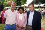 Diepenheim 31 juli 2022
Wibi Soerjadi krijgt na een tuinconcert in de tuin van zij n huis een koninklijke onderscheiding . Zijn nieuwe vriendin Myrthe is aanwezig . Wibi met Jan Peter Balkenende en Henk kamp