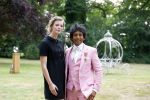 Diepenheim 31 juli 2022
Wibi Soerjadi krijgt na een tuinconcert in de tuin van zij n huis een koninklijke onderscheiding . Zijn nieuwe vriendin Mirthe is aanwezig .