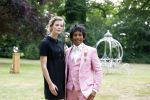 Diepenheim 31 juli 2022
Wibi Soerjadi krijgt na een tuinconcert in de tuin van zij n huis een koninklijke onderscheiding . Zijn nieuwe vriendin Mirthe is aanwezig .