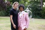 Diepenheim 31 juli 2022
Wibi Soerjadi krijgt na een tuinconcert in de tuin van zij n huis een koninklijke onderscheiding . Zijn nieuwe vriendin Mirthe is aanwezig .