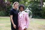 Diepenheim 31 juli 2022
Wibi Soerjadi krijgt na een tuinconcert in de tuin van zij n huis een koninklijke onderscheiding . Zijn nieuwe vriendin Mirthe is aanwezig .