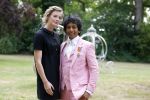 Diepenheim 31 juli 2022
Wibi Soerjadi krijgt na een tuinconcert in de tuin van zij n huis een koninklijke onderscheiding . Zijn nieuwe vriendin Mirthe is aanwezig .