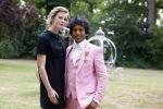 Diepenheim 31 juli 2022
Wibi Soerjadi krijgt na een tuinconcert in de tuin van zij n huis een koninklijke onderscheiding . Zijn nieuwe vriendin Mirthe is aanwezig .