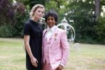 Diepenheim 31 juli 2022
Wibi Soerjadi krijgt na een tuinconcert in de tuin van zij n huis een koninklijke onderscheiding . Zijn nieuwe vriendin Mirthe is aanwezig .