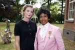 Diepenheim 31 juli 2022
Wibi Soerjadi krijgt na een tuinconcert in de tuin van zij n huis een koninklijke onderscheiding . Zijn nieuwe vriendin Mirthe is aanwezig .