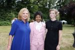 Diepenheim 31 juli 2022
Wibi Soerjadi krijgt na een tuinconcert in de tuin van zij n huis een koninklijke onderscheiding . Zijn nieuwe vriendin Myrthe is aanwezig . Wibi met Loretta Schrijver en Mirthe