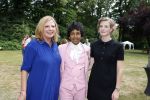 Diepenheim 31 juli 2022
Wibi Soerjadi krijgt na een tuinconcert in de tuin van zij n huis een koninklijke onderscheiding . Zijn nieuwe vriendin Myrthe is aanwezig . Wibi met Loretta Schrijver en Mirthe