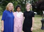 Diepenheim 31 juli 2022
Wibi Soerjadi krijgt na een tuinconcert in de tuin van zij n huis een koninklijke onderscheiding . Zijn nieuwe vriendin Myrthe is aanwezig . Wibi met Loretta Schrijver en Mirthe
