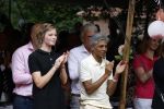 Diepenheim 31 juli 2022
Wibi Soerjadi krijgt na een tuinconcert in de tuin van zij n huis een koninklijke onderscheiding . Zijn nieuwe vriendin Mirthe is aanwezig .