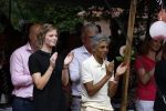 Diepenheim 31 juli 2022
Wibi Soerjadi krijgt na een tuinconcert in de tuin van zij n huis een koninklijke onderscheiding . Zijn nieuwe vriendin Mirthe is aanwezig .
