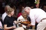 Diepenheim 31 juli 2022
Wibi Soerjadi krijgt na een tuinconcert in de tuin van zij n huis een koninklijke onderscheiding . Zijn nieuwe vriendin Mirthe is aanwezig .