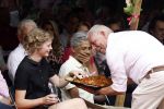 Diepenheim 31 juli 2022
Wibi Soerjadi krijgt na een tuinconcert in de tuin van zij n huis een koninklijke onderscheiding . Zijn nieuwe vriendin Mirthe is aanwezig .