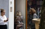 Amsterdam 19 juli 2023
Alice Zegerius gaat met haar zoon haar huyis in Amsterdam zuid binnen