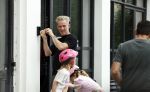 Amsterdam 15 16 en 17 juli 2023
Art Rooijakkers en zijn vriendin Karlijn Gudden wonen samen in hun nieuwe huis in Amsterdam zuid.
