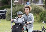 Amsterdam 16 juli 2023
Birgit Schuurman met zoontje op de fiets . Haar vriend Sander v Haarlem rijdt op scooter