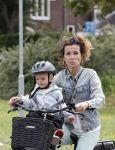 Amsterdam 16 juli 2023
Birgit Schuurman met zoontje op de fiets . Haar vriend Sander v Haarlem rijdt op scooter