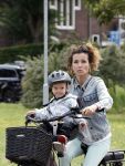 Amsterdam 16 juli 2023
Birgit Schuurman met zoontje op de fiets . Haar vriend Sander v Haarlem rijdt op scooter