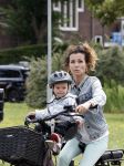 Amsterdam 16 juli 2023
Birgit Schuurman met zoontje op de fiets . Haar vriend Sander v Haarlem rijdt op scooter