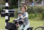 Amsterdam 16 juli 2023
Birgit Schuurman met zoontje op de fiets . Haar vriend Sander v Haarlem rijdt op scooter