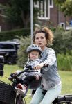 Amsterdam 16 juli 2023
Birgit Schuurman met zoontje op de fiets . Haar vriend Sander v Haarlem rijdt op scooter