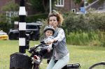 Amsterdam 16 juli 2023
Birgit Schuurman met zoontje op de fiets . Haar vriend Sander v Haarlem rijdt op scooter