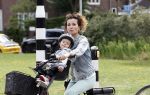 Amsterdam 16 juli 2023
Birgit Schuurman met zoontje op de fiets . Haar vriend Sander v Haarlem rijdt op scooter