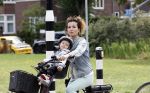Amsterdam 16 juli 2023
Birgit Schuurman met zoontje op de fiets . Haar vriend Sander v Haarlem rijdt op scooter